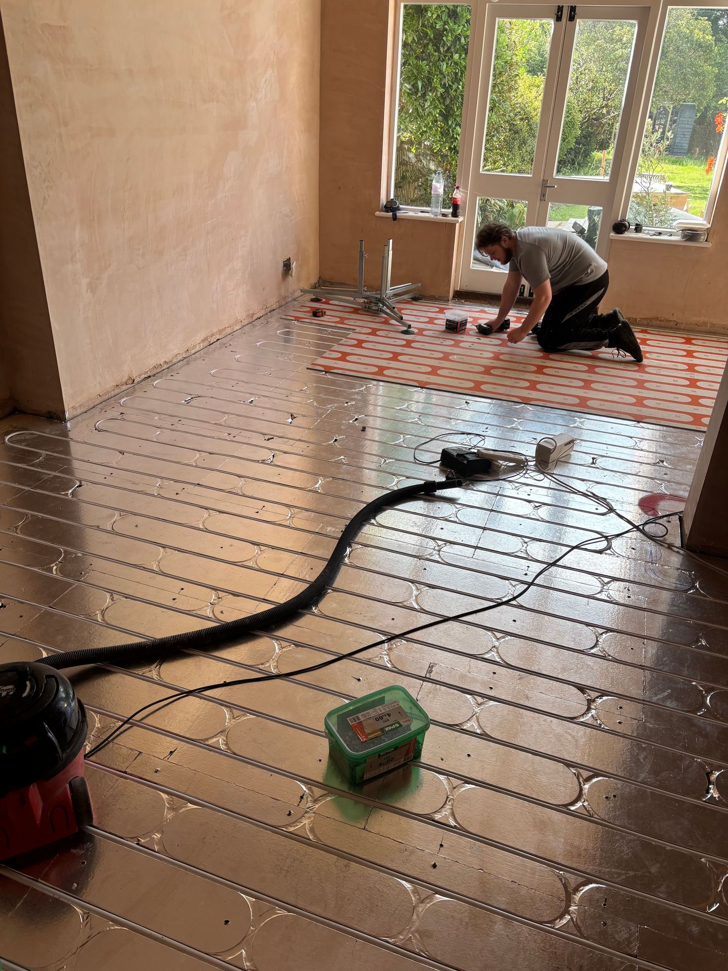 Cutting and fitting panels on a structural chipboard installation